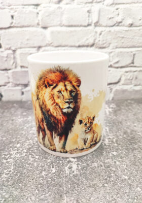 Überrasche deinen Vater zum Vatertag mit unserem besonderen Kaffeebecher von Super-Mug! Das Löwenmotiv mit Löwe und Löwenjungen symbolisiert Stärke und Verbundenheit. Der Spruch ´Danke