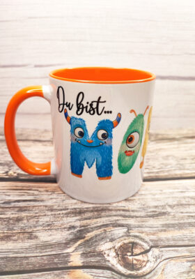 Überrasche jemanden Besonderen mit unserer witzigen Tasse! Der Spruch ´Du bist ... Monster´ bringt zum Lachen und die herzliche Liebesbotschaft ´Ich hab dich lieb´ zaubert ein Lächeln ins Gesicht. Das Monster-Carton-Motiv ist ein Hingucker. Der orangene Henkel und die innen orange Tassenfarbe verleihen ihm eine fröhliche Note. Der Becher ist perfekt für Kaffee