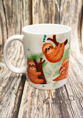 Unsere Tasse mit niedlichen Zeichnungen von acht faulen Sloths ist das perfekte Accessoire für entspannte Abende. Das Motiv zum Thema Chillen wird dich in eine gemütliche Stimmung versetzen und dich an das Wichtigste erinnern: genügend Schlaf! Bestelle jetzt deine neue Lieblingstasse!