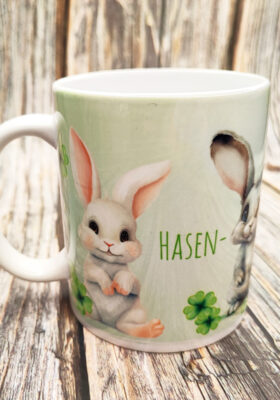 Unsere Tasse von Super-Mug mit niedlichen Hasenzeichnungen und dem Spruch 'Hasenglück' ist das perfekte Accessoire für alle Hasenliebhaber. Das süße Motiv passt nicht nur zu Ostern und wird dir ein Lächeln ins Gesicht zaubern. Bestelle jetzt deine neue Lieblingstasse und genieße deine Getränke mit extra Hasenglück!