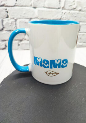 Überrasche deine Mutter am Muttertag mit unserer wunderschönen Tasse von Super-Mug! Die Tasse ist mit niedlichen gezeichneten Bären und vielen kleinen Herzen verziert. Der blaue Henkel und das Innere der Tasse in der gleichen Farbe runden das Design ab.