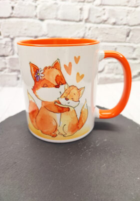 Überrasche deine Mutter am Muttertag mit unserer einzigartigen Tasse von Super-Mug! Die Tasse ist mit süßen gezeichneten Füchsen und vielen kleinen Herzen verziert. Der orangefarbene Henkel und das Innere der Tasse in der gleichen Farbe runden das Design ab.