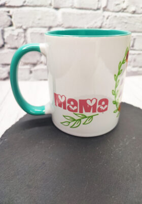 Überrasche deine Mama am Muttertag mit unserer wunderschönen Tasse von Super-Mug! Die Tasse ist mit niedlichen gezeichneten Bären und vielen kleinen Herzen verziert. Der türkise Henkel und das Innere der Tasse in der gleichen Farbe runden das Design ab.