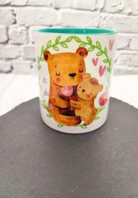 Überrasche deine Mama am Muttertag mit unserer wunderschönen Tasse von Super-Mug! Die Tasse ist mit niedlichen gezeichneten Bären und vielen kleinen Herzen verziert. Der türkise Henkel und das Innere der Tasse in der gleichen Farbe runden das Design ab.