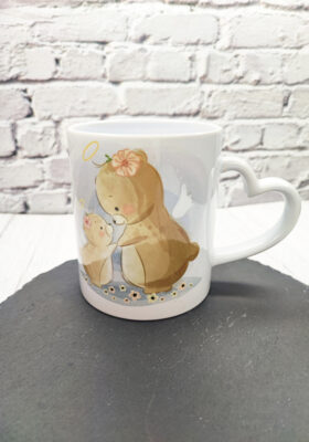 Überrasche deine Mama am Muttertag mit unserer liebevoll gestalteten Tasse von Super-Mug! Auf der Tasse sind zwei niedliche gezeichnete Bären mit Engelsflügeln zu sehen und der herzergreifende Spruch ´Einen Engel ohne Flügel nennt man Mama´.