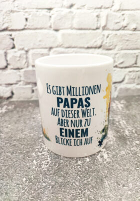 Gönnen Sie Ihrem Papa etwas Besonderes zum Vatertag mit dieser süßen Tasse von Super-Mug! Mit einem charmanten Bärenmotiv und dem Spruch ´Es gibt Millionen Papas auf dieser Welt