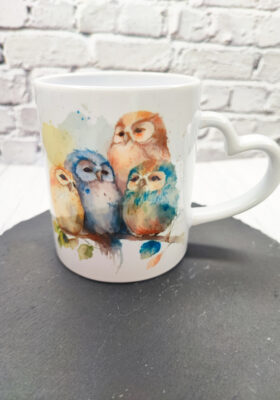 Feiere deine Mama jeden Tag mit unserer süßen Tasse von Super-Mug! Die gezeichneten Eulen und die Mutter mit ihren Kindern werden ihr ein Lächeln ins Gesicht zaubern.