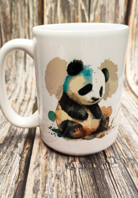 Eine Tasse von Super-Mug voller süßer und zugleich weiser Worte: "Du kannst nicht jeden glücklich machen. Du bist halt keine Tafel Schokolade". Mit einem Panda-Watercolor-Motiv und einem Schokoladenmotiv ist diese Tasse ein Blickfang auf jedem Tisch. Mit 450ml Fassungsvermögen bietet der große Becher genug Platz für deinen Lieblingskaffee oder Tee. Ein Must-have für jeden Pandafan!