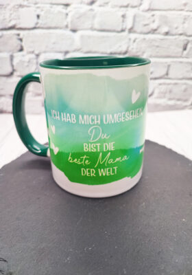 Überrasche deine Mama zum Muttertag mit unserem niedlichen Kaffeebecher von Super-Mug! Das Bärmotiv und die Luftballons machen ihn zu einem echten Hingucker. Der grüne Henkel und die grüne Innenseite verleihen ihm eine fröhliche Note. Der Spruch ´Ich hab mich umgesehen. Du bist die beste Mama der Welt´ ist eine herzliche Liebesbotschaft