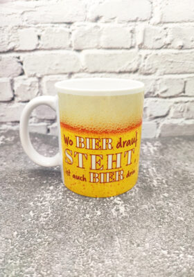 Mit unserer Tasse als Bierkrug ist der Vatertag oder Männertag gerettet! Ob für ein kühles Bier oder einen heißen Kaffee - mit dem coolen Biermotiv und dem witzigen Spruch `Wo Bier drauf steht ist auch Bier drin´ ist diese Tasse von Super-Mug der perfekte Begleiter für den besonderen Tag.