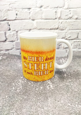 Mit unserer Tasse als Bierkrug ist der Vatertag oder Männertag gerettet! Ob für ein kühles Bier oder einen heißen Kaffee - mit dem coolen Biermotiv und dem witzigen Spruch `Wo Bier drauf steht ist auch Bier drin´ ist diese Tasse von Super-Mug der perfekte Begleiter für den besonderen Tag.