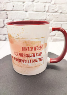 die eine enge Beziehung teilen. Die gezeichneten Giraffen auf der Tasse symbolisieren die Zärtlichkeit und Fürsorglichkeit