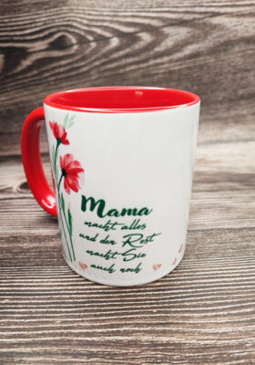 einem Herz und einer Herzbordüre bedruckt. Der Spruch lautet: "Mama macht alles und den Rest macht sie auch noch". Diese Tasse ist eine Wertschätzung für deine Mama und ihre Arbeit. Bestell sie dir jetzt und sag deiner Mama Danke.