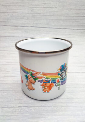 die Indianer und Waldtiere mögen. Sie ist in einem schlichten Weiß gehalten und mit einem silbernen Rand versehen. Auf der Tasse sind verschiedene Waldtiere mit Indianerschmuck und einem Regenbogen zu sehen