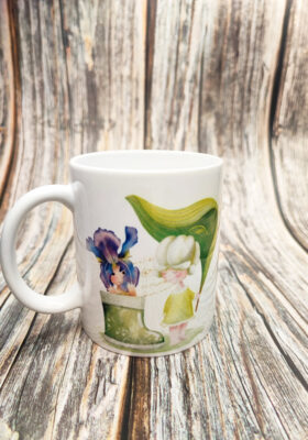 Tauche ein in die Welt der Blumenfeen! Diese Tasse von Super-Mug mit dem Spruch "Fairy Garden" ist ein Traum für alle Fantasie-Liebhaber. Sie ist mit gezeichneten Blumenfeen