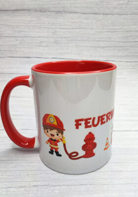 Für alle kleinen und großen Feuerwehrfans! Diese Tasse von Super-Mug mit dem Spruch "FEUERWEHR" ist ein tolles Geschenk für Kinder