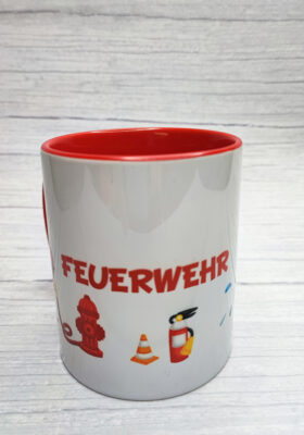 die von der Feuerwehr begeistert sind. Sie ist in leuchtendem Rot gehalten und mit gezeichneten Bildern von einem Feuerwehrauto und Feuerwehrmännern verziert. Die Tasse ist ideal für Tee oder Kakao und macht jeden Tag zum Abenteuer. Bestelle jetzt diese coole Tasse und erfreue dein Kind oder dich selbst mit einem feurigen Geschenk!