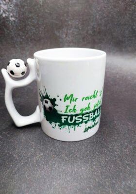 Du bist ein echter Fußballfan und willst es allen zeigen? Dann ist diese Tasse von Super-Mug mit Spruch genau das Richtige für dich! Die Tasse hat einen grünen Druck mit dem lustigen Spruch: "Mir reichts! Ich geh jetzt Fußball spielen!" Außerdem hat sie einen drehbaren Fußball am Henkel