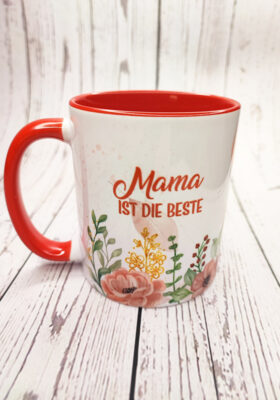 Sag deiner Mama Danke mit dieser schönen Tasse! Diese Tasse von Super-Mug mit dem Spruch "Mama ist die Beste" ist ein tolles Geschenk für deine Mutter. Sie ist mit gezeichneten Blumen in Rot bedruckt