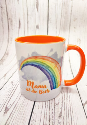 wie sehr du sie liebst! Diese orange Tasse von Super-Mug mit dem Spruch "Mama ist die Beste" ist ein wunderbares Geschenk für deine Mutter. Sie ist mit gezeichneten Regenbogen bedruckt