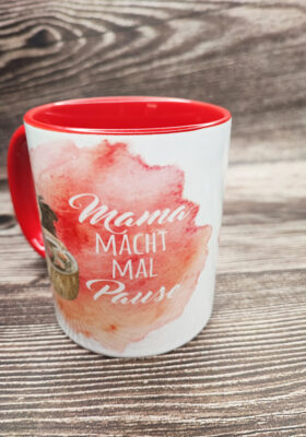 die sich eine Pause verdient haben. Die Tasse ist mit einer lustigen Zeichnung von einer chillenden Mama bedruckt. Der Spruch lautet: "Mama macht mal Pause". Diese hochwertige Keramik-Tasse ist eine nette Geste