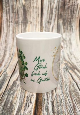 die gerne im Garten sind. Die Tasse ist mit einem farbenfrohen Blumenbild und dem Spruch "Mein Glück finde ich im Garten" bedruckt. Diese Tasse ist eine Erinnerung an die schönen Momente im Grünen. Bestell sie dir jetzt und bring etwas Glück in deinen Alltag. Oder verschenke sie ganz einfach!