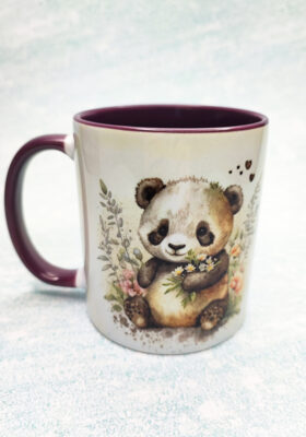 die Pandas mögen. Sie ist in einem eleganten Bordeaux gehalten und mit gezeichneten Pandas und Blumen verziert. Die Tasse ist sowohl für Kinder als auch für Erwachsene geeignet und kann als Kaffeebecher