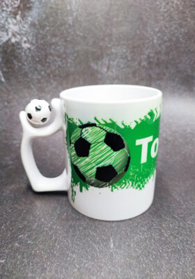 Du liebst Fußball und jubelst bei jedem Tor? Dann ist diese Tasse von Super-Mug mit Spruch genau das Richtige für dich! Die Tasse hat einen grünen Druck mit dem freudigen Schrei: "TOOOOOOOOOOOR!" Außerdem hat sie einen drehbaren Fußball am Henkel