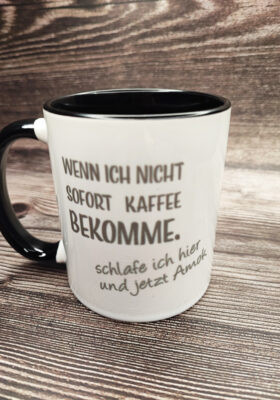 die morgens nicht ohne Kaffee können. Die Tasse hat ein lustiges Faultier-Bild und den Spruch "Wenn ich nicht sofort Kaffee bekomme