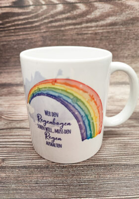 der dir am Herzen liegt. Die Tasse ist mit einer schönen Zeichnung von einem Regenbogen