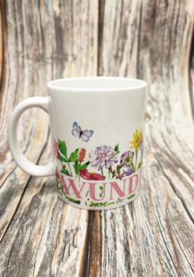 Lass dich von der Wunderwiese verzaubern! Diese Tasse mit dem Spruch "Wunderwiese" ist ein echter Hingucker. Sie ist mit bunten gezeichneten Blumen