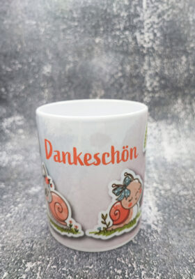 der dir viel geholfen hat? Dann ist diese weiße Porzellantasse mit dem Spruch “Dankeschön” genau das Richtige für dich. Diese Tasse von Super-Mug ist mit süßen Schnecken und Regenbogen in Stickeroptik verziert