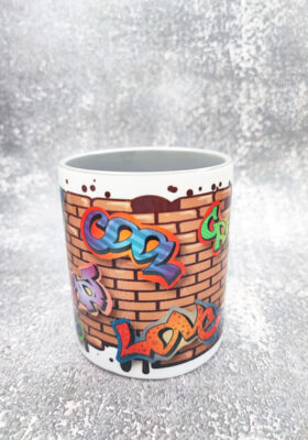 der gerne Spaß hat und sich ausdrückt? Dann ist diese weiße Porzellantasse mit grauem Henkel und grauer Innenseite mit Graffiti-Sprüchen genau das Richtige für dich. Diese Tasse von Super-Mug ist mit einem Motiv von einer Hauswand mit bunten Graffiti-Sprüchen verziert