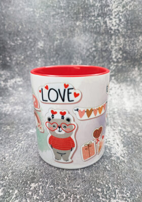 den du beschenken möchtest? Dann ist diese weiße Porzellantasse mit rotem Henkel und roter Innenseite mit dem Spruch “Love” genau das Richtige für dich. Diese Tasse von Super-Mug ist mit gezeichneten Motiven in Stickeropitk verziert