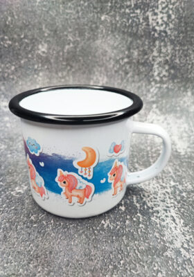 Du glaubst an Magie und liebst Einhörner? Dann ist diese Emailletasse von Super-Mug genau das Richtige für dich! Diese weiße Tasse ist bedruckt mit Einhorn-Stickern