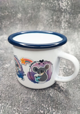 Du bist ein Fan von Koalas und magst es bunt? Dann ist diese Emailletasse von Super-Mug genau das Richtige für dich! Diese weiße Tasse ist bedruckt mit Koala-Stickern