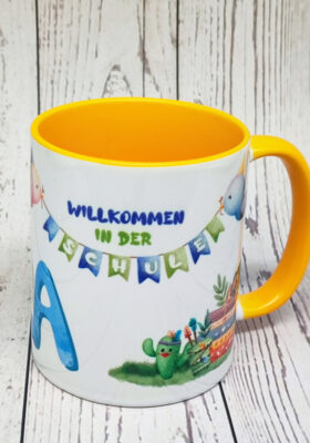 Du bist auf der Suche nach einem individuellen Geschenk zur Einschulung? Dann haben wir genau das Richtige für dich: einen Kababecher von Super-Mug mit dem Spruch “Willkommen in der Schule” und dem Namen des Erstklässlers. Dieser Becher ist rundum bedruckt mit farbenfrohen Buchstaben