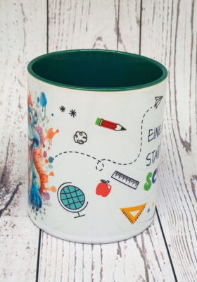 der das ist? Dann haben wir von Super-Mug genau das Richtige für dich: einen Kababecher mit dem Spruch “Einen tollen Start in der Schule!”. Dieser Becher ist rundum bedruckt mit gezeichneten Schulutensilien und einem farbenfrohen Dino