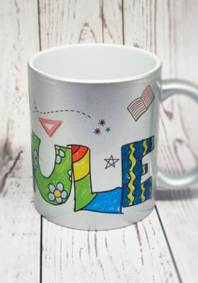 Du bist auf der Suche nach einem bezaubernden Geschenk für den Schulstart? Dann haben wir genau das Richtige für dich: einen Kababecher mit dem Spruch “endlich Schule”. Dieser Becher von Super-Mug ist rundum bedruckt mit farbenfrohen handgezeichneten Buchstaben und Schulutensilien