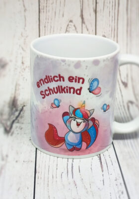 Du bist auf der Suche nach einem zauberhaften Geschenk zur Einschulung? Dann haben wir genau das Richtige für dich: einen Kababecher mit dem Spruch “endlich ein Schulkind” und dem Namen des Erstklässlers von Super-Mug. Dieser Becher ist rundum bedruckt mit Einhörnern