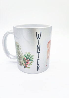 Diese Tasse ist eine wunderschöne Weihnachtstasse. Die metallic silberne Tasse ist bedruckt mit  Waldzweigen und einem Reh. Sie schimmert im Sonnenlicht und ist ein besonderer Kaffeebecher für die kalte Jahreszeit. Die Tasse ist handgemalt und einzigartig. Du kannst sie als Kaba-Tasse